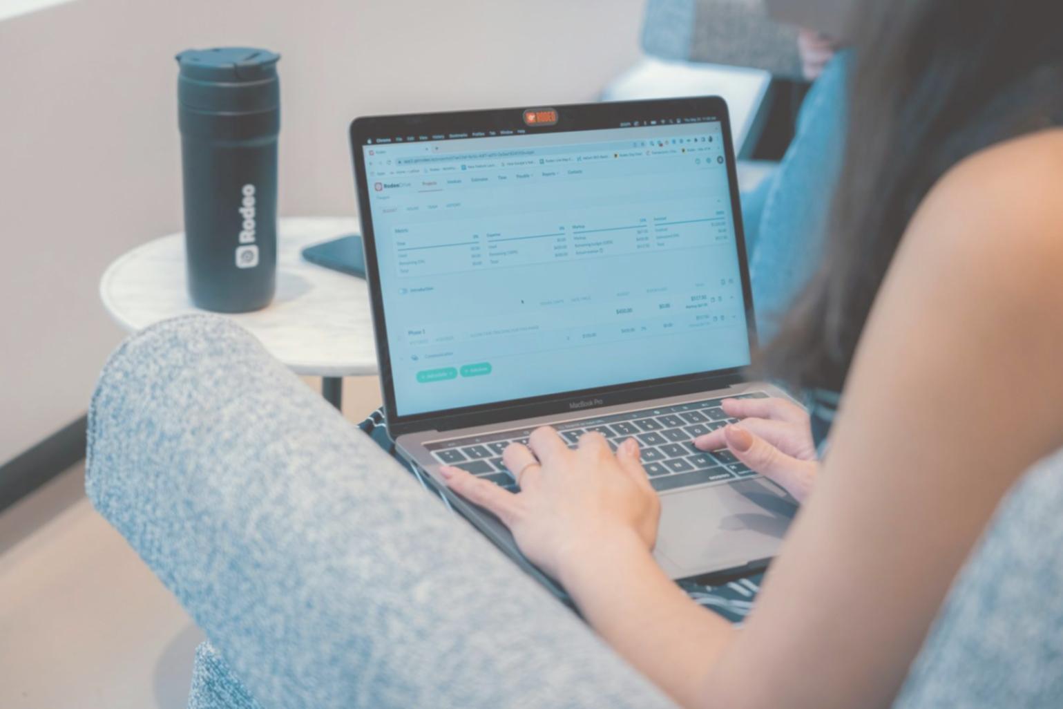 Profesional analizando datos financieros en oficina moderna